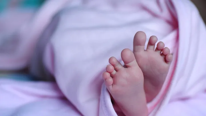 Draagmoeder bevalt plotseling van 2 baby’s: ‘Het stel nam beide kinderen mee’