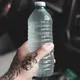 Come ridurre significativamente il consumo di acqua con una bottiglia di plastica
