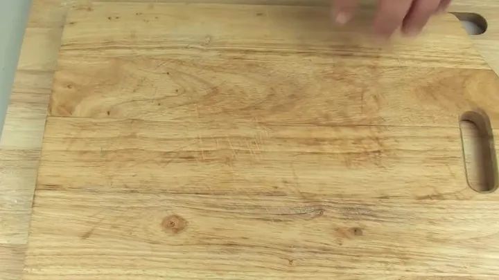 Heb je last van nare geurtjes in je houten snijplank? Gebruik dan deze slimme tips om ze te verwijderen!