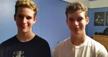 Tweelingbroers (18) kregen dezelfde leveraandoening en maar eentje kreeg een donorlever...