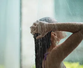 Ops! Fare la pipì nella doccia fa male alla vescica