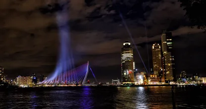 White Lives Matter-groep heeft actie met leuzen op Erasmusbrug opgeëist