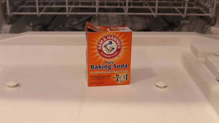 Heb je een vaatwasser? Lees dit eens! Zo krijg je 'm weer blinkend schoon!