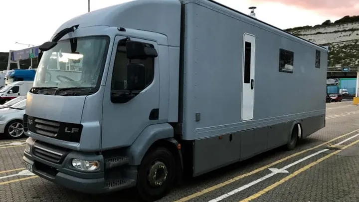 Un couple achète un vieux camion et le convertit en un bel appartement