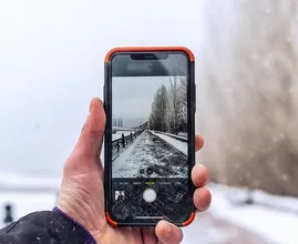 Dit is waarom de batterij van je telefoon sneller leeg is als het koud is
