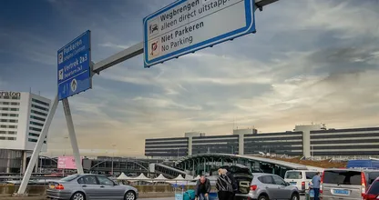 Schiphol en KLM doen oproep aan reizigers: 'Neem morgen de trein naar het vliegveld'