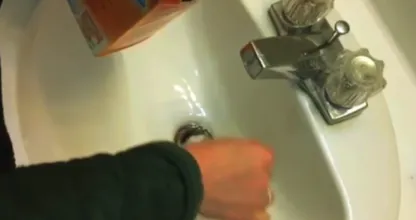 Bäh, der Abfluss stinkt! Mit diesem simplen Trick entfernst du den Geruch aus deinem Abfluss und den Leitungen sofort!