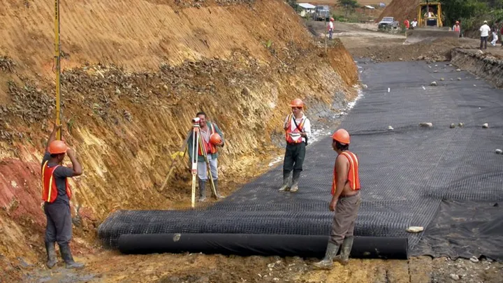 ¡Estos trabajadores encontraron una serpiente gigante - no creerás lo que encontraron dentro!