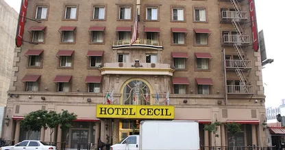 Meurtres, cadavres et activités paranormales : Bienvenue à l'hôtel Cecil