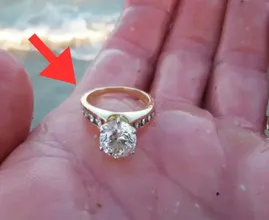 Donna trova anello di diamanti sulla spiaggia: quando il gioielliere lo vede, diventa pallido