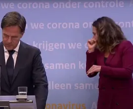Oeps! Tolk Irma Sluis hoest in hand tijdens persconferentie
