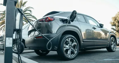 Dit is waarom je sneller wagenziek wordt in elektrische auto's