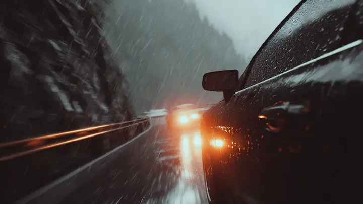 Spectaculair dwaze bestuurder scheurt met 180 km/u over natte bergpas - en betaalt nu de ultieme prijs
