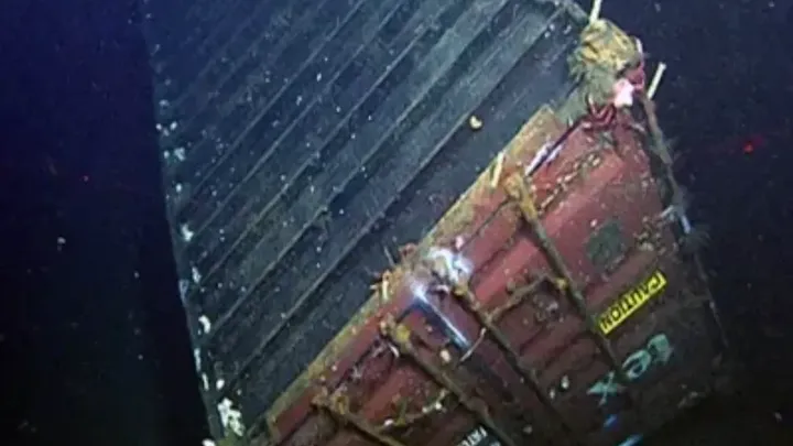 A Guarda Costeira levanta o contêiner do fundo do oceano e depois dá uma olhada em seu interior