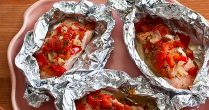 In Aluminiumfolie gegarter Lachs mit Kräutern, Tomaten und Zwiebeln! So hast du Lachs bestimmt noch nicht probiert!
