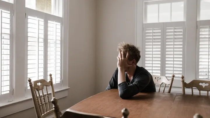 Woman discovers unpleasant surprise on family photo, immediately files for divorce