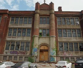 84-jähriger Mann lebt in verlassener Highschool – urteilen Sie nicht, bevor Sie nicht hineingeschaut haben
