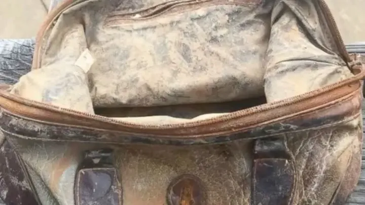 Un ragazzo ha ripescato una vecchia borsa dall'acqua, ha guardato dentro e ha finito per chiamare la polizia