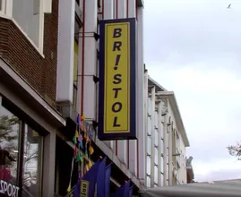 Bristol sluit tegen belofte in tientallen winkels, vele mensen raken hun baan kwijt