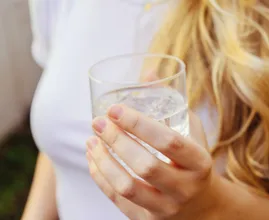 Feit of fabel: is bruiswater slecht voor je tanden?