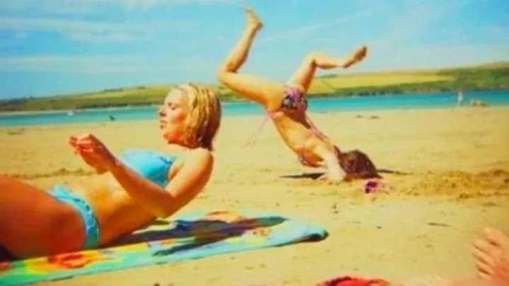 Alcune delle immagini più divertenti della spiaggia: Alcuni stanno andando troppo lontano!