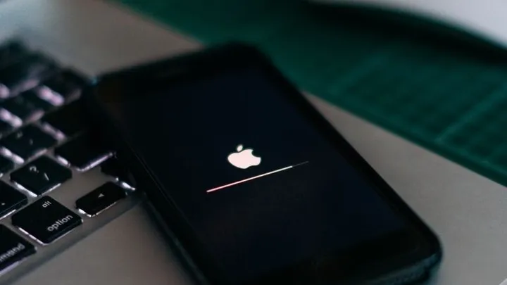 Zó zorg je ervoor dat de zoekbalk op je iPhone weer bovenaan staat