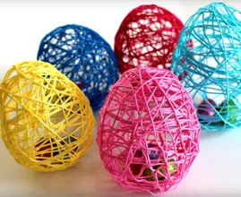 Sie steckt Schoko-Eier in einen Luftballon und das kommt dabei raus! Eine Osterdeko zum nachbasteln!
