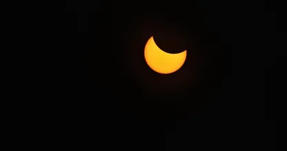 Eind van de ochtend gedeeltelijke zonsverduistering te zien