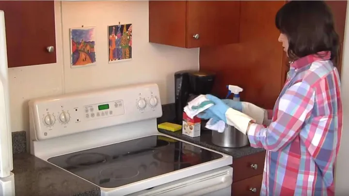 You're probably cleaning the grease stains on your stove all wrong. This is the easiest way!