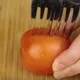 Lifehack: Darum solltest du zwei Gabeln in eine Tomate stecken