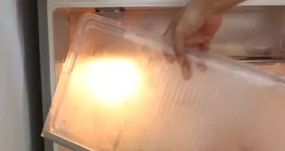 Er klebt Frischhaltefolie auf die Platten im Kühlschrank. Der Grund ist absolut genial!