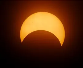 Tip van de dag: vanmiddag is er een gedeeltelijke zonsverduistering te zien in Nederland