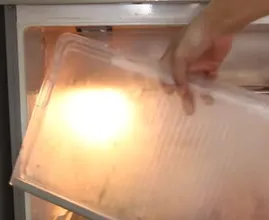 Er klebt Frischhaltefolie auf die Platten im Kühlschrank. Der Grund ist absolut genial!
