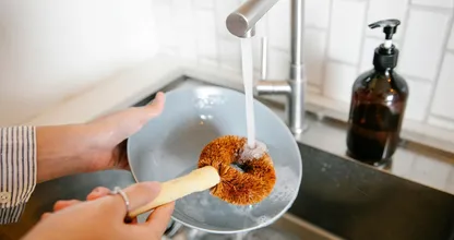 Aha: dit mag je wel en niet door de gootsteen of wc spoelen