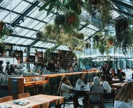 We gaan meer betalen voor een hapje en een drankje in de horeca