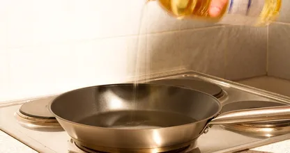 Eindelijk antwoord: moet je olie nu in een hete of juist in een koude pan doen?