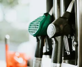 Olieprijzen gaan omlaag: tanken wordt waarschijnlijk goedkoper