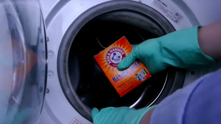 4 redenen waarom je een doosje baking soda bij je wasmachine moet zetten