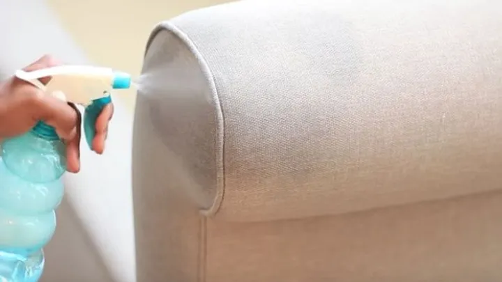 Cette femme nettoie son sofa avec des comprimés pour nettoyer les dentiers et voici le résultat