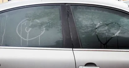 Deine Autoscheiben beschlagen? Mit Hilfe einer Socke ab jetzt nie wieder.