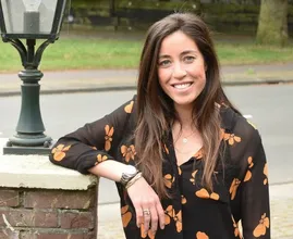 Naomi van As deelt prachtige kiekje van dochtertje Kae met ondeugende blik