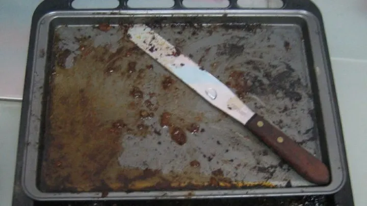TikTok-hack: zo krijg je een aangekoekte bakplaat schoon in de oven