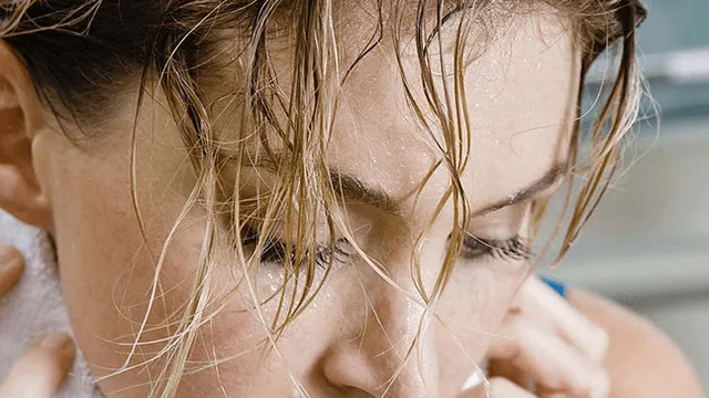 Ongelofelijk: deze vrouw transpireert geen zweet maar... bloed?!