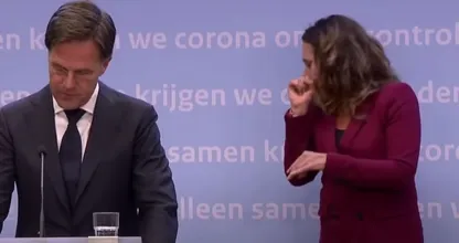 Oeps! Tolk Irma Sluis hoest in hand tijdens persconferentie