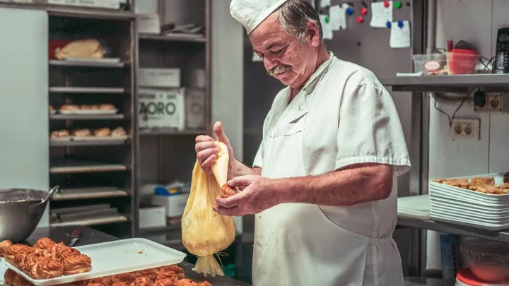 Nieuw SBS6-programma laat mensen met dementie werken in horeca