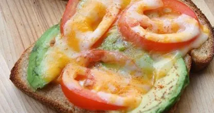 Avokado Toast mit Tomate und würzigem Käse überbacken! Jummie!