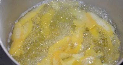 Er kocht einige Zitronen und trinkt das dabei entstandene Wasser sobald er wach wird. Verblüffender Effekt!