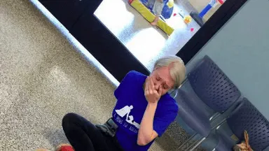 Deze moeder is in tranen als haar autistische zoontje een heel bijzonder vriendje maakt!