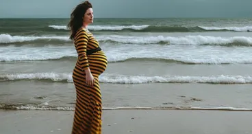 Mann fotografiert schwangere Frau, sieht aber etwas Erschreckendes im Hintergrund