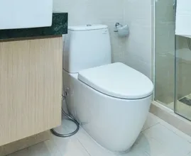 Waarom blijft een toilet doorlopen? Het kan liggen aan de stortbak
